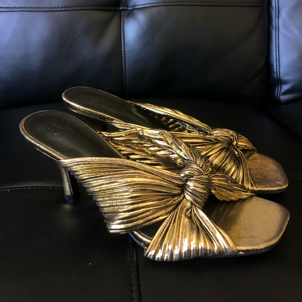 JustFab Black & Gold Bow Heels